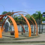 Na imagem, monumento em formato de laranja de cor laranja que é símbolo de Campo Grande para ilusrar a matéria vagas de emprego em Campo Grande