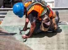 Serventes de obras trabalhando em canteiro de construção, representando oportunidades de trabalho na Construção Civil em Santa Cruz-RJ. oportunidade de trabalho