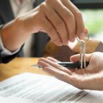 Corretor de imóveis mostrando uma casa para clientes interessados. vaga de corretor de imóveis