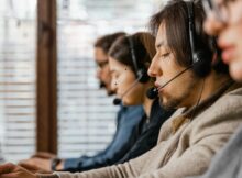 Agente de Atendimento prestando serviço a clientes em um Aeroporto do Rio, representando uma excelente oportunidade de emprego no setor de refeições coletivas.