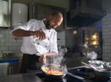 Auxiliar de Cozinha preparando alimentos em um Aeroporto do Rio, representando uma excelente oportunidade de emprego no setor de Refeições Coletivas