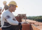 Pedreiro de obras trabalhando na construção de um muro em Santa Cruz vagas para pedreiro de obras
