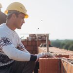Pedreiro de obras trabalhando na construção de um muro em Santa Cruz vagas para pedreiro de obras