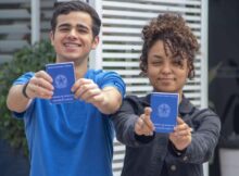 Jovens aprendizes trabalhando em ambiente administrativo na Rio Mais Saneamento