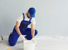 Pintor de obras aplicando tinta em estrutura predial, representando uma vaga urgente com ótimas condições de trabalho e benefícios. vagas urgentes