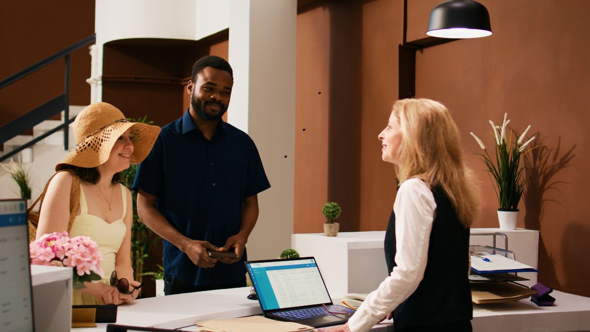 Controlador de Acesso da SPDM recepcionando visitantes na base administrativa.